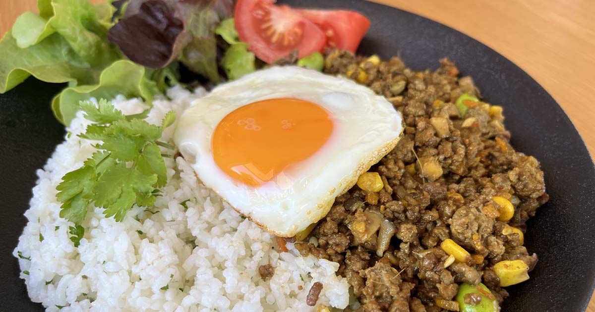 ドライカレー　目玉焼き